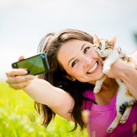 Selfie-woman-and-cat200-154161